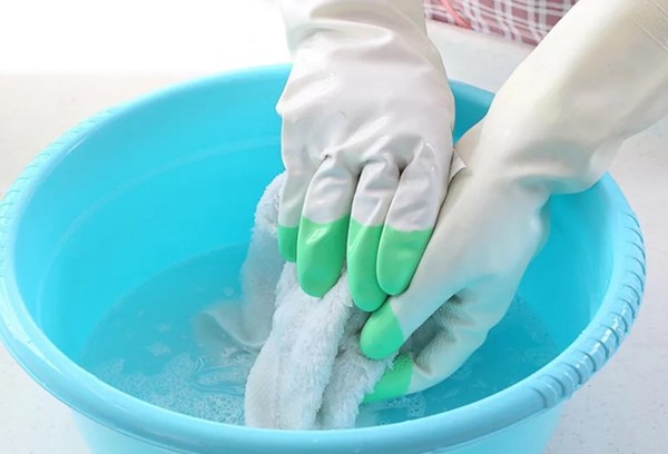 Lavage à la main avec des gants