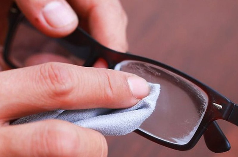 Supprimer les rayures sur les verres avec du bicarbonate de soude